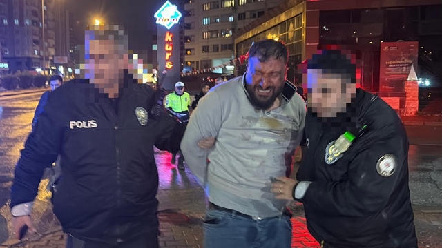 'Dur' ihtarına uymayan sürücü yaya olarak da kaçamadı: 450 bin TL ceza yazıldı
Kovalamaca sonucu yakalanan sürücü 3.27 promil alkollü çıktı