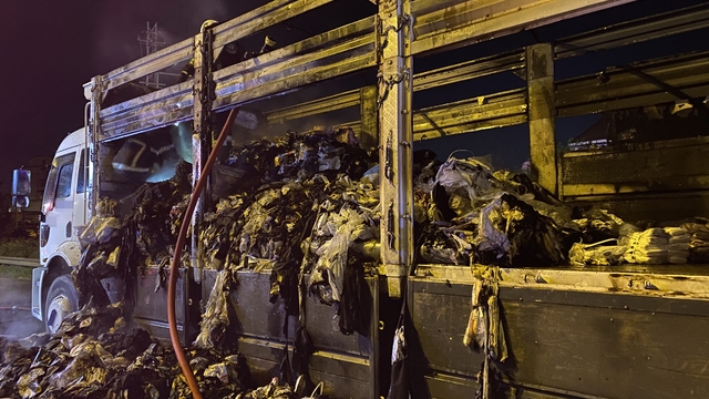 TEM otoyolunda tekstil yüklü kamyon alev aldı
Kamyonun dorsesi alev alev yandı: Malzemeler kül oldu