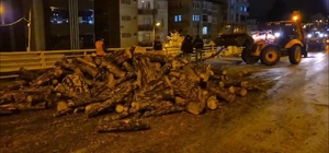 Kamyondan kara yoluna dökülen odunlar kaldırıldı