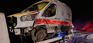 Muş’ta ambulansı devrildi: 5 yaralı