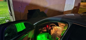 Yağışlı havada kontrolden çıkan otomobil depo duvarına çarptı