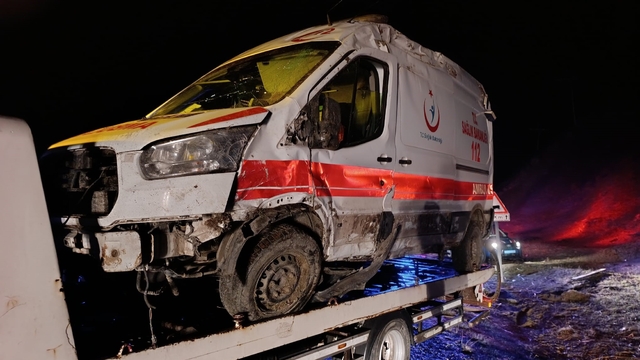Muş'ta ambulansı devrildi: 5 yaralı