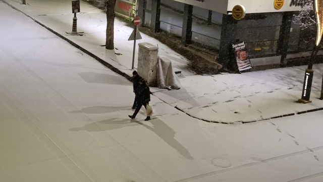 Kars'ta Nisan sürprizi: şehir merkezi 5 dakikada beyaza büründü