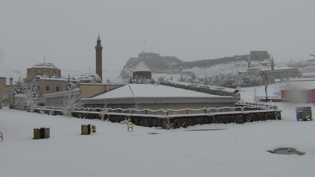 Kars'ta yer gök beyaz: Kar kalınlığı 30 santimi aştı