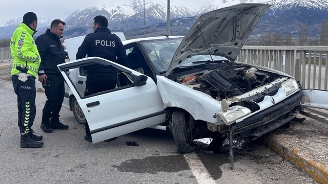 Erzincan'da trafik kazası: 2 yaralı