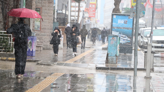 Van'da nisan karı; 11 yerleşim yeri ulaşıma kapandı