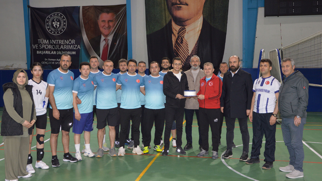 Havza'da voleybol maçında polislere pastalı sürpriz kutlama