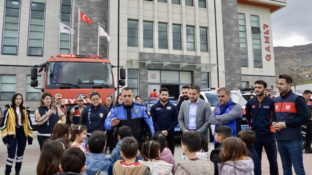 Şırnak'ta minik öğrenciler 112 Acil Çağrı Merkezini ziyaret etti