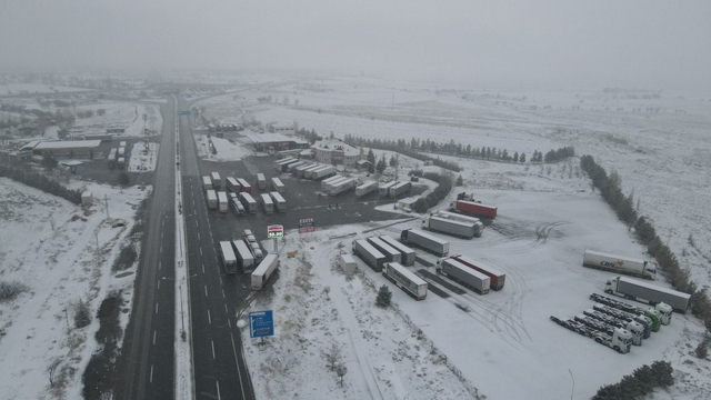 Erzincan'da kar etkisini gösterdi: Geçitlerde trafik kilitlendi