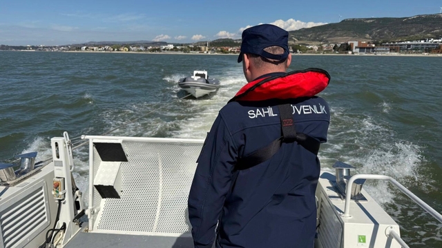 Çanakkale'de sürüklenen bottaki 3 kişi kurtarıldı