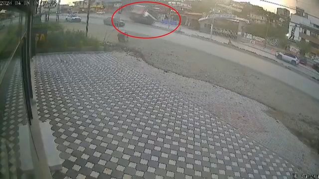 Orta refüje çarpan hafriyat kamyonunun devrildiği anlar kamerada