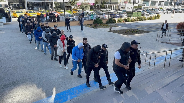 300 milyon liralık yasa dışı bahis çetesi zanlısı 13 kişi  adliyeye sevk edildi