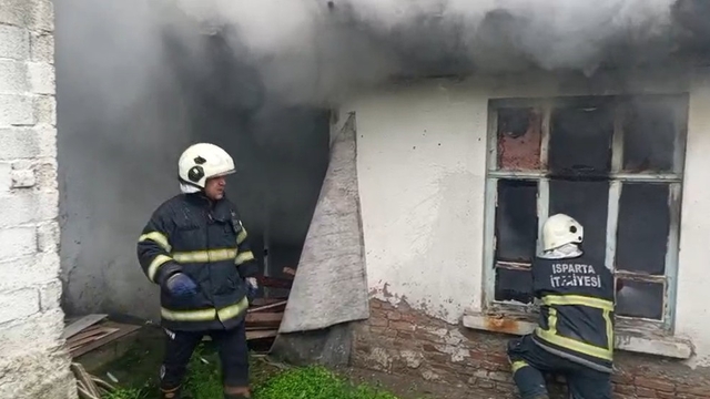 Isparta'da metruk binada çıkan yangın itfaiye ekiplerince söndürüldü