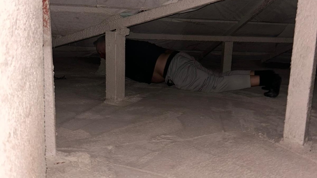 Tavan arasına saklandı jandarmadan kaçamadı
Hakkında 19 yıl kesinleşmiş hapis cezası bulunan hükümlü, tavana saklanıp jandarmadan kaçmaya çalıştı
Jandarma ekiplerinin fark ettiği kapaktan çıkıldığında, saklandığı yerde yakalandı