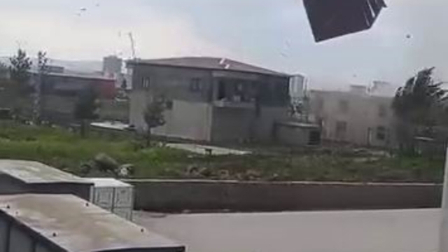 Burası Amerika değil Diyarbakır: Şiddetli fırtına evin çatısını uçurdu