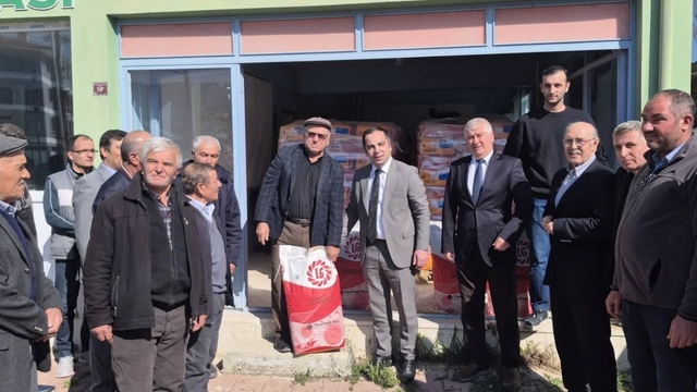 Bilecik'te 240 torba yağlık ayçiçeği tohumu üreticilere dağıtıldı