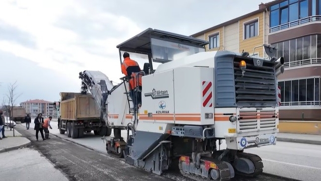 Ergenekon Mahallesi'nde asfalt yenileme çalışması