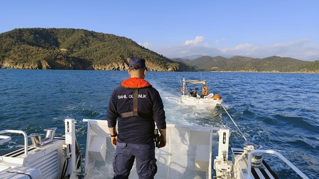 Fethiye açıklarında sürüklenen tekneyi Sahil Güvenlik kurtardı