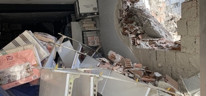 Sadece apartman değil, esnafın ekmek teknesi de yıkıldı Eskişehir'in en işlek caddelerinden birinde gerçekleştirilen bina yıkımı, bölge esnafını isyan ettirdi Yolun kapatılması nedeniyle kepenk kapatmak zorunda kalanların yanı sıra bazı esnafın ise ekmek teknesi yıkım sebebiyle zarar gördü Yıkımın olduğu binanın yanındaki dükkânı zarar gören Kübra Ceylan; "Beni muhatap almadılar, emeklerimi önemsemediler, 3 gündür dükkânım kapalı olduğu için çok ciddi bir ciro kaybım var" Yıkım sebebiyle iş yerini kapatmak zorunda kaldığını anlatan Emre Özden; "Yıkım şirketi, müteahhit, belediye, kaymakamlık arasında mekik dokuyoruz, ne yapacağımızı şaşırdık" Dükkânını açtığı gün kapatmak zorunda kalan esnaf Harun Avcı; "6 Nisan Pazartesi günü 'Bismillah' deyip dükkânımı açtım ama sabah geldiğimde karşılaştığım manzara buydu"