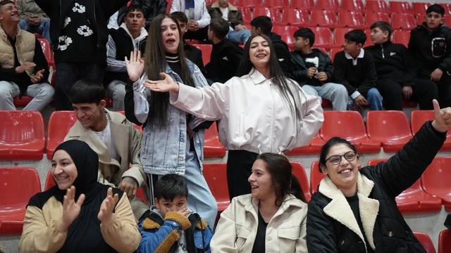 Romanlar, attıkları göbekle düşman çatlattı