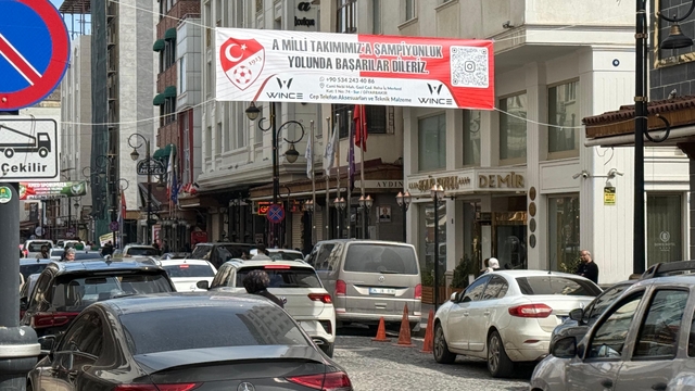 Diyarbakır'da esnaftan A Milli Futbol Takıma destek