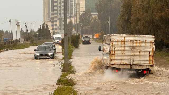 Hatay'da sağanak hayatı olumsuz etkiledi