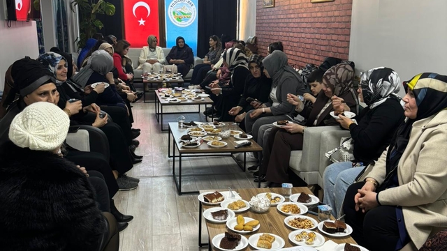 Sivas'ta siyasi partilerin kadın temsilcileri Yıldızeli Derneği'nde bir araya geldi