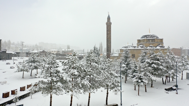 Kars nisanda etkili olan yoğun kar yağışıyla beyaza büründü
