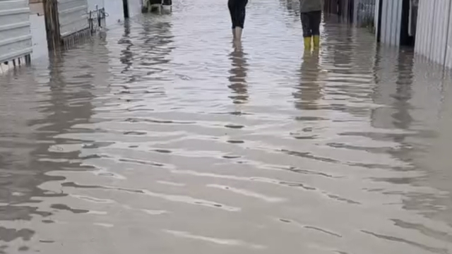 Hatay'da şiddetli yağış; yollar göle döndü, evleri su bastı