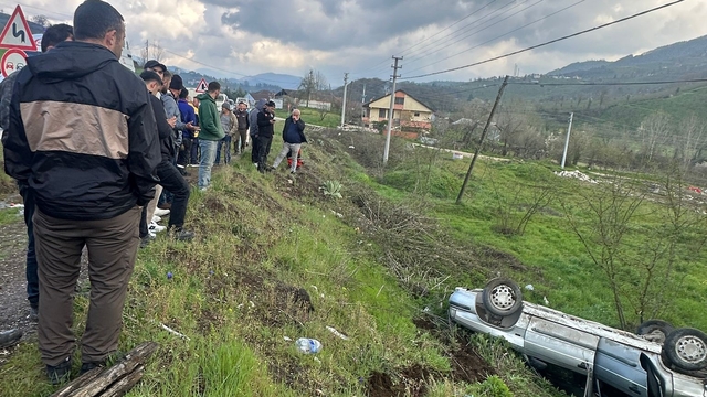 Düzce'de fındık bahçesine devrilen otomobildeki 2 kişi yaralandı