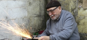 5 metrekarelik dükkanında 67 yıldır bıçakçılık yapıyor