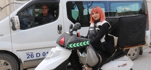 Trafikte karşılaştığı kadın kuryede sanki kaybettiği kızını gördü Yıllar önce 8 yaşındaki kızını kaybeden şoförün, kadın kuryeye okuduğu şiir ve hikayesi duygulandırdı Eskişehir'de acılı babadan trafikte iç ısıtan sözler söyledi, kadın kurye o babayı arayıp buldu Hüseyin Altınok: "Gizem'i görünce 29 sene önce 8 yaşında kaybettiğim kızımı hatırladım" Gizem Tahiroğlu: "İyi ki Hüseyin amca ile denk geldik, onun sayesinde günüm güzelleşti"