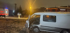 Karaman'da takla atan panelvandaki 2 kişi ölümden döndü