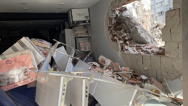 Sadece apartman değil, esnafın ekmek teknesi de yıkıldı
Eskişehir'in en işlek caddelerinden birinde gerçekleştirilen bina yıkımı, bölge esnafını isyan ettirdi
Yolun kapatılması nedeniyle kepenk kapatmak zorunda kalanların yanı sıra bazı esnafın ise ekmek teknesi yıkım sebebiyle zarar gördü
Yıkımın olduğu binanın yanındaki dükkânı zarar gören Kübra Ceylan;
"Beni muhatap almadılar, emeklerimi önemsemediler, 3 gündür dükkânım kapalı olduğu için çok ciddi bir ciro kaybım var"
Yıkım sebebiyle iş yerini kapatmak zorunda kaldığını anlatan Emre Özden;
"Yıkım şirketi, müteahhit, belediye, kaymakamlık arasında mekik dokuyoruz, ne yapacağımızı şaşırdık"
Dükkânını açtığı gün kapatmak zorunda kalan esnaf Harun Avcı;
"6 Nisan Pazartesi günü 'Bismillah' deyip dükkânımı açtım ama sabah geldiğimde karşılaştığım manzara buydu"