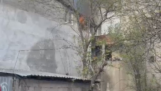 Çatı katında korkutan yangın… Mahalleli sokağa döküldü, çatı küle döndü