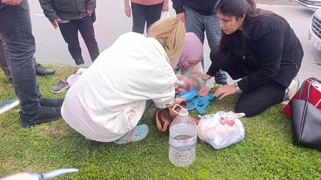 Antalya'da yürekleri ağza getiren kaza: Aniden yola fırlayan 5 yaşındaki çocuğa otomobil çarptı
Yaralanan çocuk, sağlık ekiplerinin müdahalesi sırasında 'iğne yapmayın' diye ağladı
Kaza anı güvenlik kamerasına saniye saniye yansıdı
