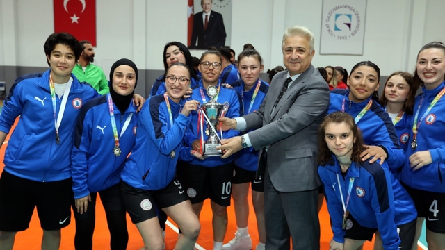 ÜNİLİG'de kupa sahiplerini buldu