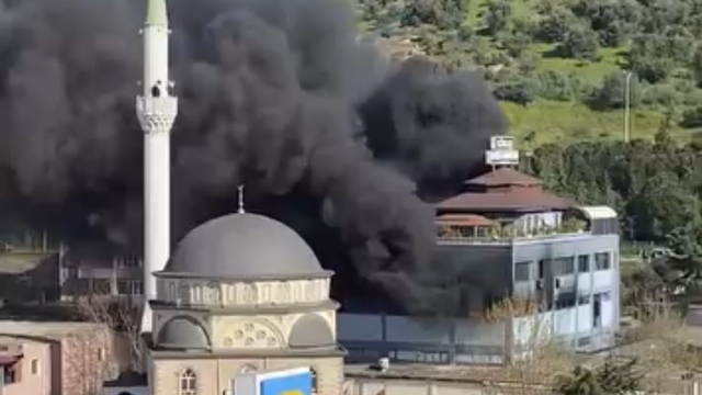 Kocaeli'de plastik ve promosyon fabrikası alevlere teslim oldu
Fabrikada çıkan yangının dumanı kilometrelerce öteden görüldü