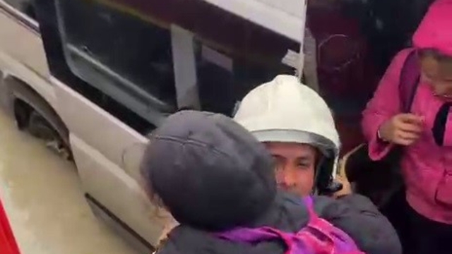 Göle dönen yolda mahsur kalarak korku dolu anlar yaşayan servisteki öğrencileri itfaiye kurtardı