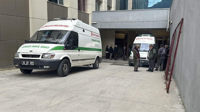 Burdur'daki 7 canın yitip gittiği kazada hastane morgu önünde acı bekleyiş