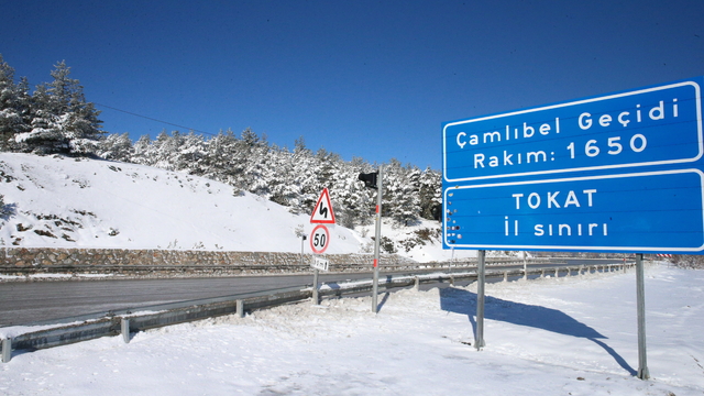 Tokat-Sivas kara yolunda kar kalınlığı 20 santimetreye ulaştı
