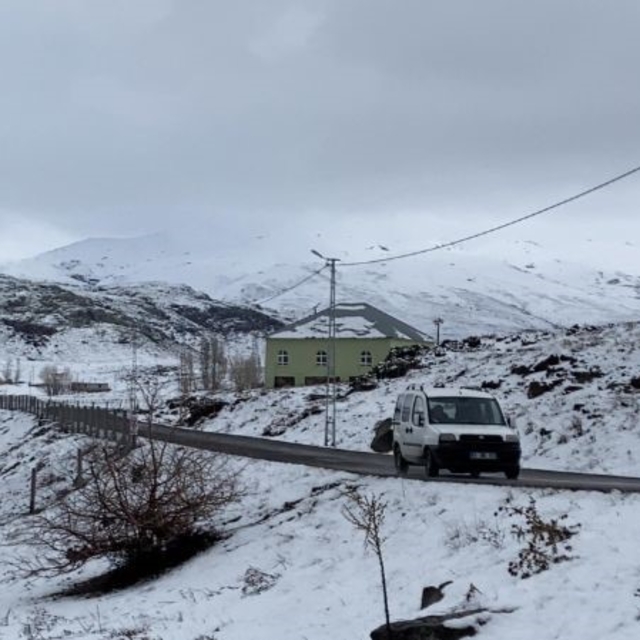 Ağrı'da Nisan ayında kar sürprizi