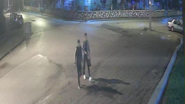 Çocuk parkında kaydırağı yaktılar; olay kamerada