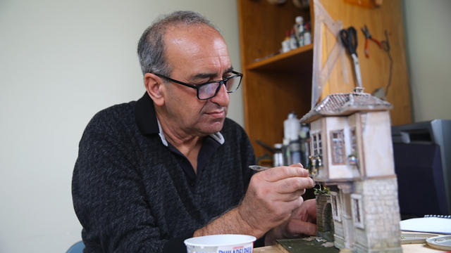 Doğadan topladığı atıkları diorama yöntemiyle üç boyutlu eserlere dönüştürüyor