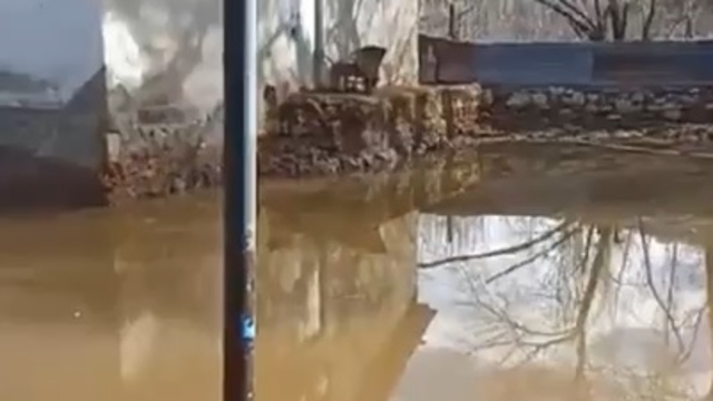 Derenin taştığı köyde ev ve ahırları su bastı