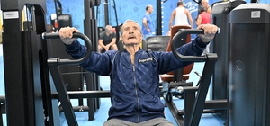 Spor tutkunu 86 yaşındaki 'süper dede', gençlere taş çıkartıyor 12 torunlu ‘süper dede' spor salonunda ağırlık kaldırıyor, vücut çalışıyor Mustafa Türkkan : "Spor salonunda ne kadar alet varsa hepsinde çalışıyorum, 90 yaşıma kadar spor yapmayı hedefliyorum"