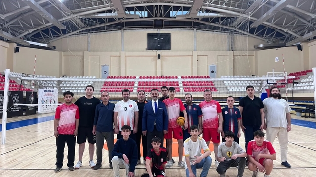 İl Müdürü İlhan çocuklarla voleybol oynadı