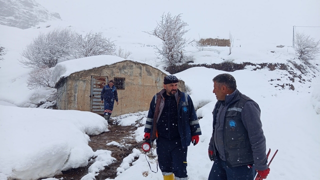 Hakkari'de kar altında su deposu kontrolü