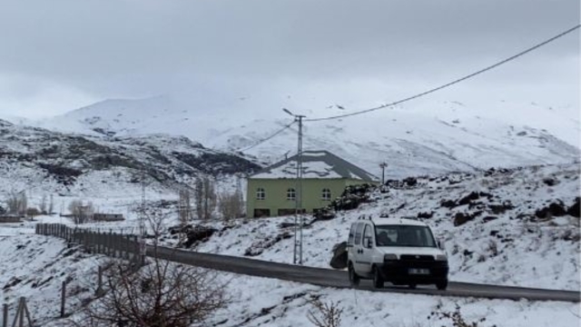 Ağrı'da Nisan ayında kar sürprizi