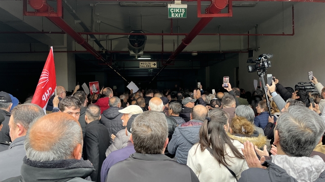 Bursa Büyükşehir Belediye Meclisi'ndeki seçim öncesi gerginlik yaşandı
Polis geniş güvenlik tedbiri aldı, meclis üyeleri haricindeki CHP'liler belediye meclis binasına girmek isteyince arbede yaşandı, camlar kırıldı
Çevik kuvvet bariyerleri aşıp camı kırıp belediye binasına girmek isteyen gruba müdahale etti